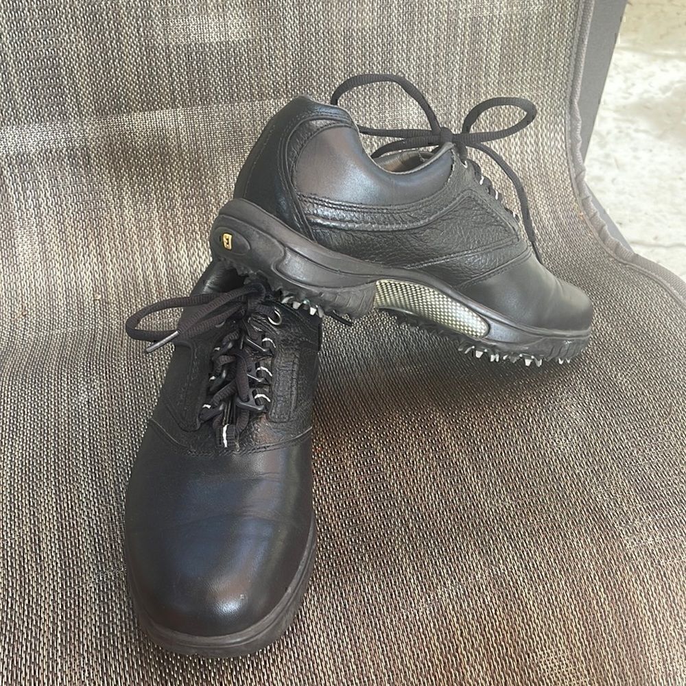Foot joy men’s golf shoes size 7.5 one missing Cleat see pictures. Excellent fit